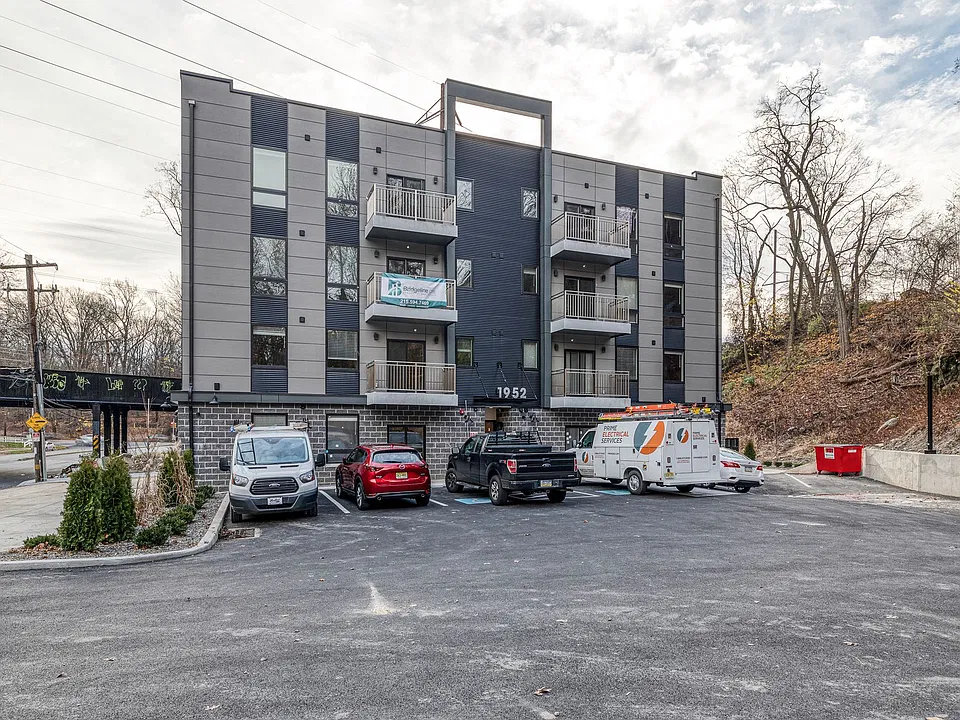 1952 Bryn Mawr Avenue