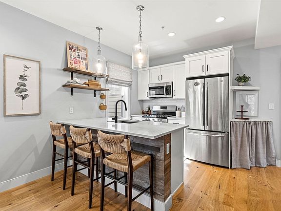4th image of 335 Maverick St #3