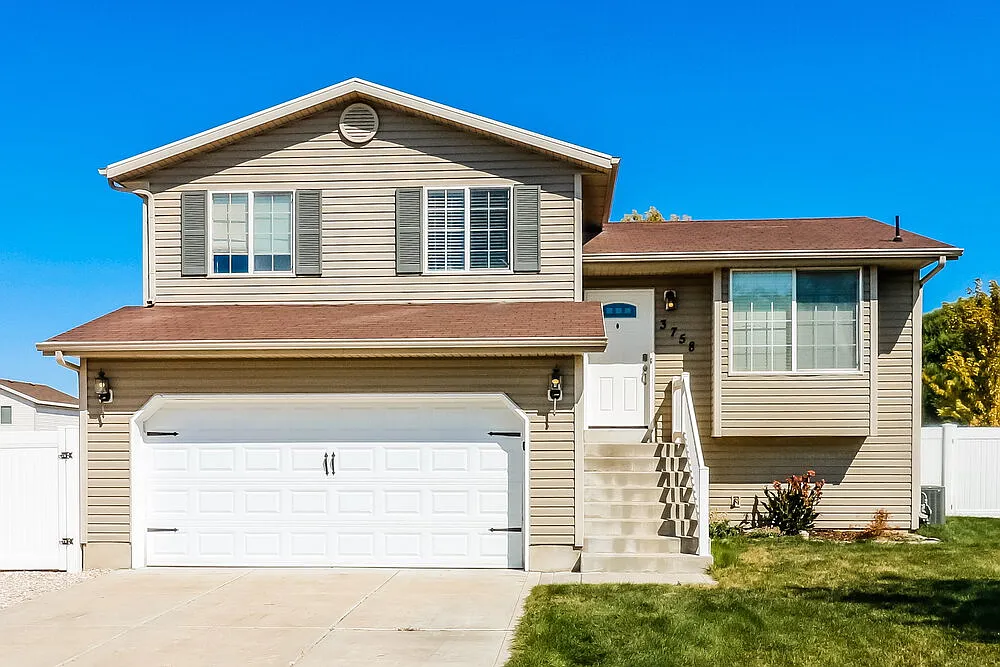 3 bed, 2.0 bath, 1752 sqft, $2,425 — Photo 1