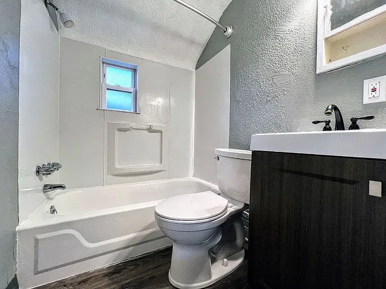 1624 Dounton St — Photo 4