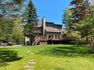 170 N Lake Shore Dr, Dingmans Ferry, PA 18328