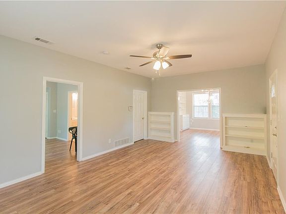 3rd image of 2419 N Edgewood Ter