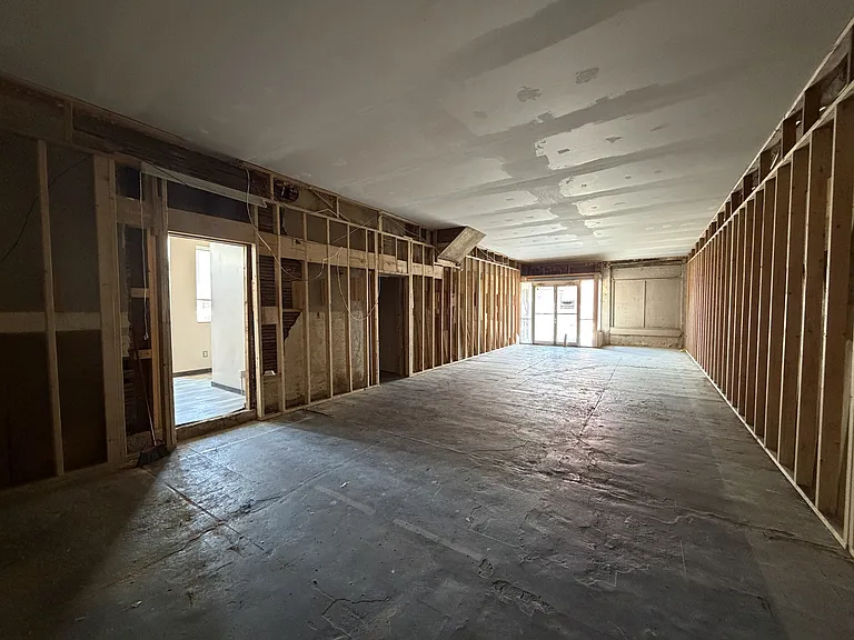 202 W 2nd St — Photo 5