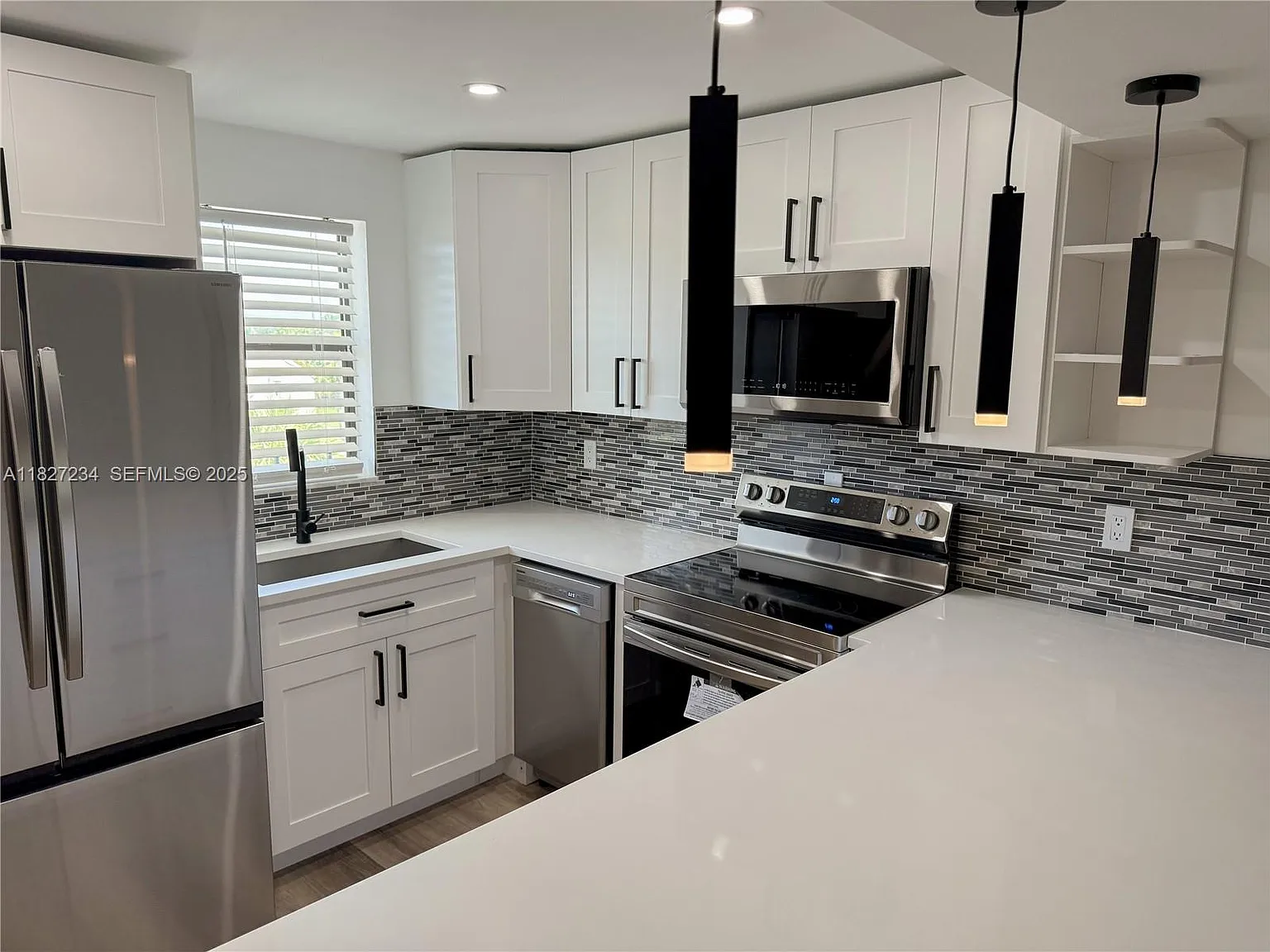 2 bed, 918 sqft, $2,000 — Photo 2