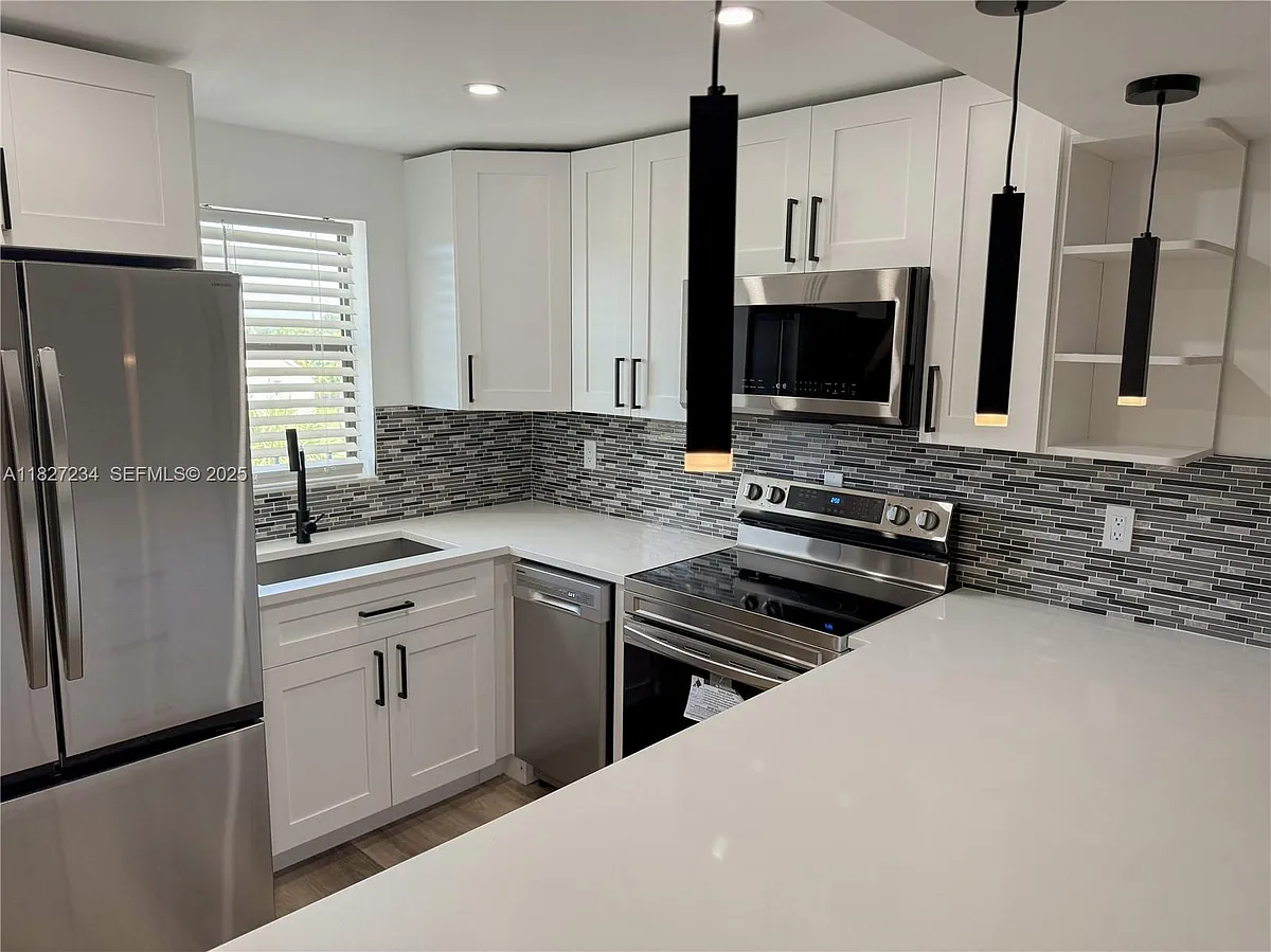 Building Photo - 9355 SW 8th St #402