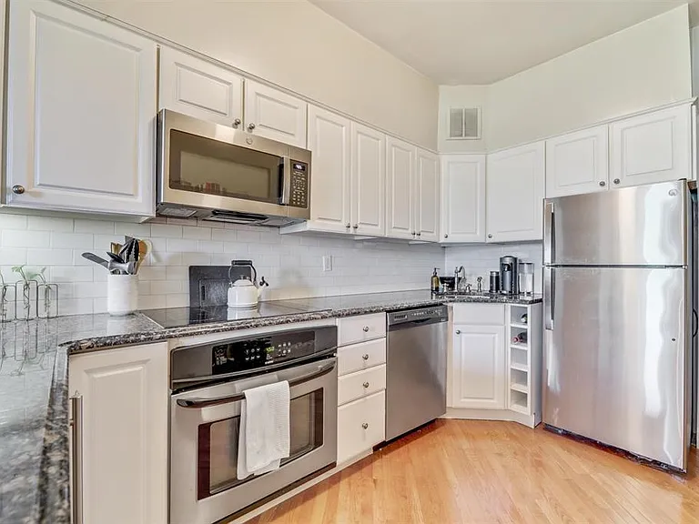 931 Park Ave #5R — Photo 2