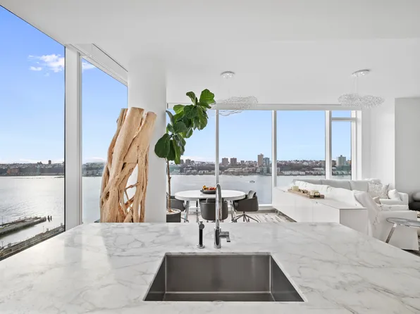 30 Riverside Boulevard 26A image 3 of 27