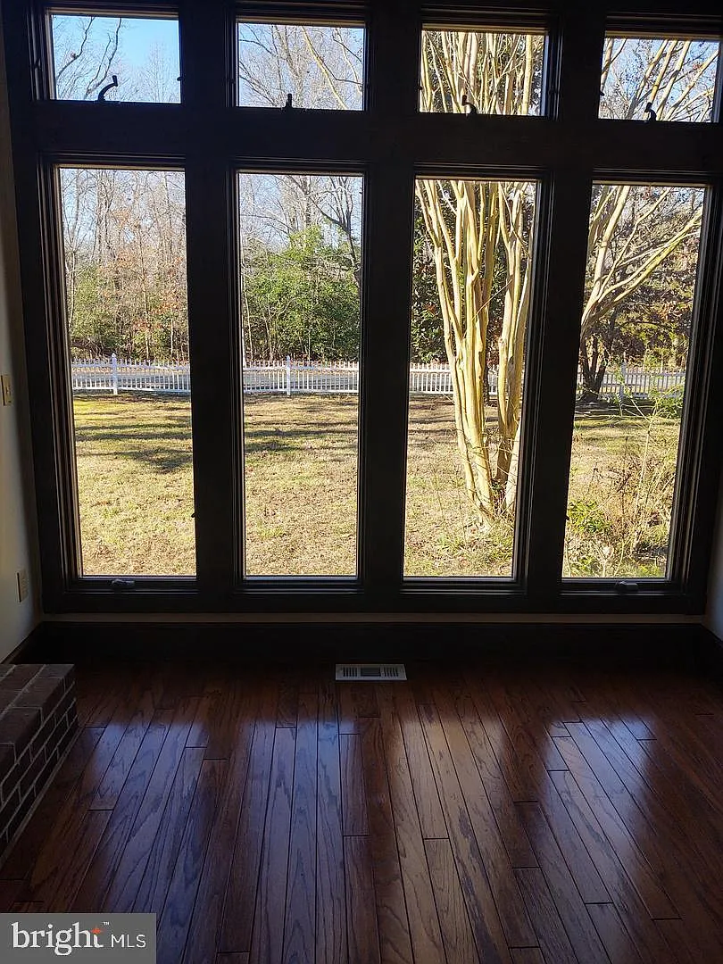 3 bed, 1.5 bath, 3333 sqft, $3,000 — Photo 3