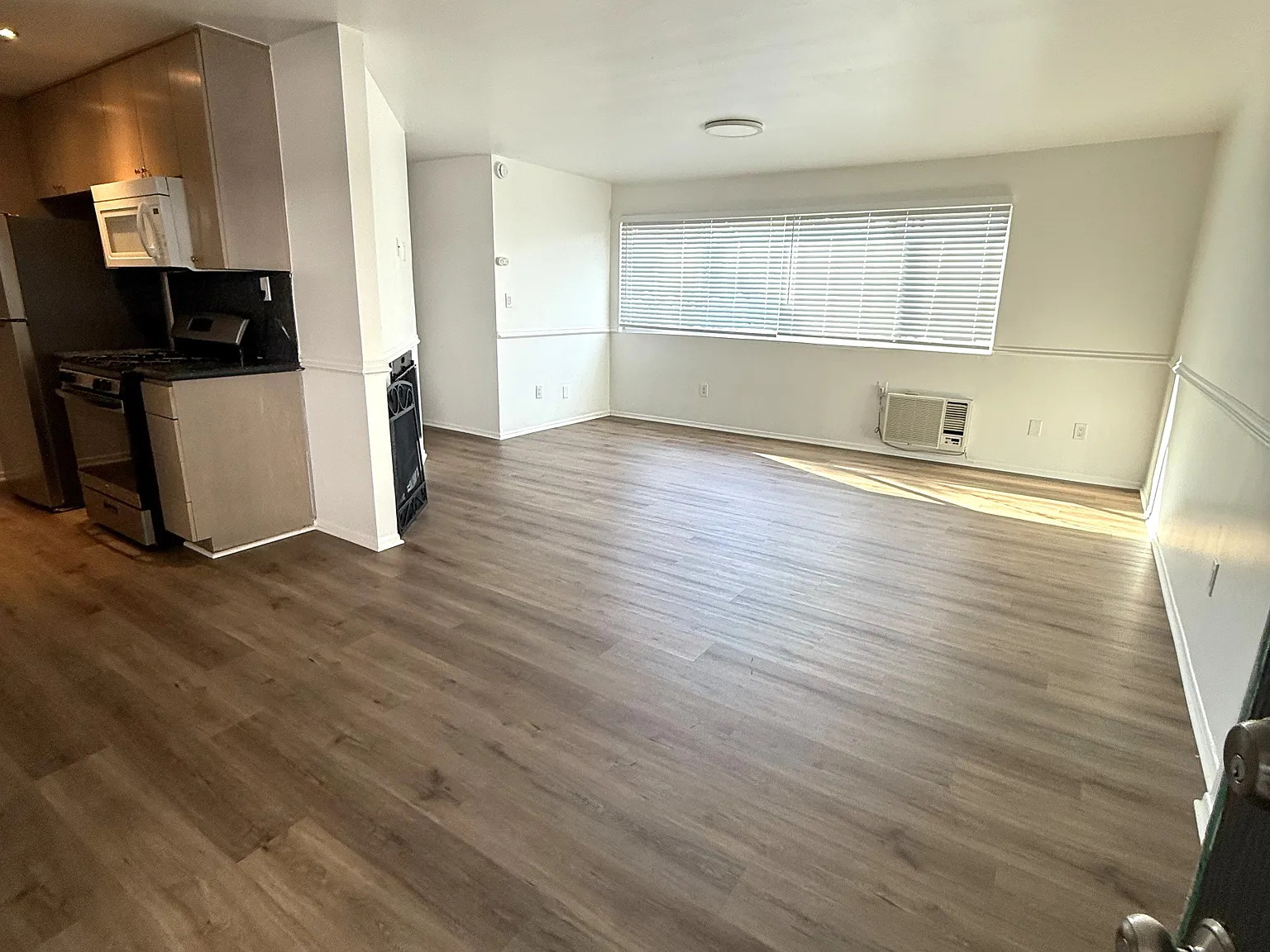 2 bed, 850 sqft, $2,295 — Photo 3