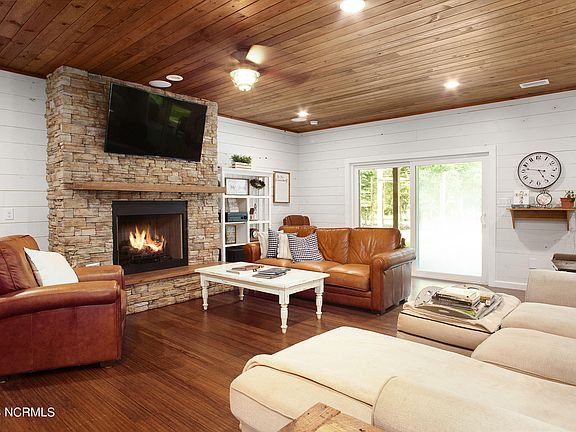2nd image of 214 N Kings Chase Avenue