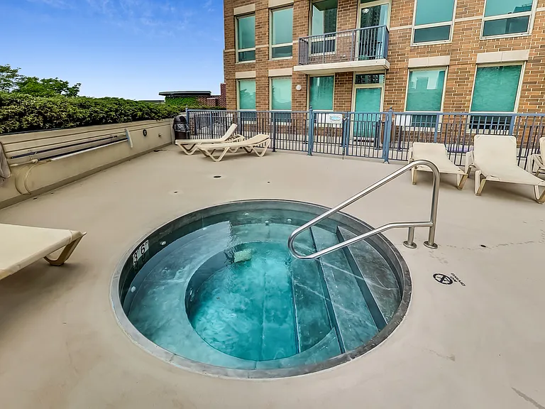600 N Kingsbury St #809 — Photo 17