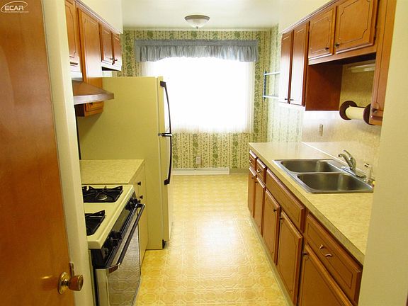 2nd image of 3350 Bauer Dr