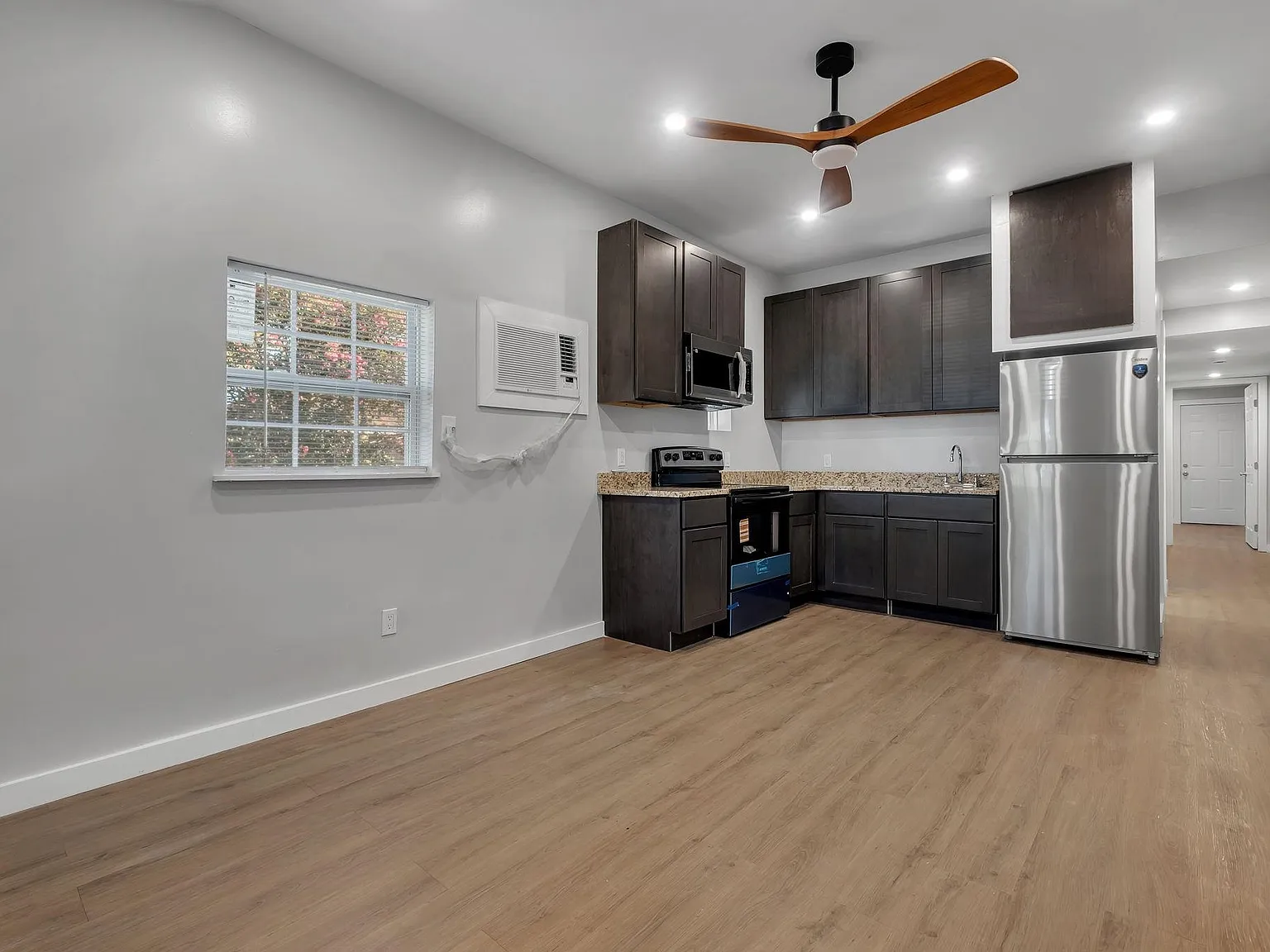 2 bed, 567 sqft, $1,200 — Photo 3