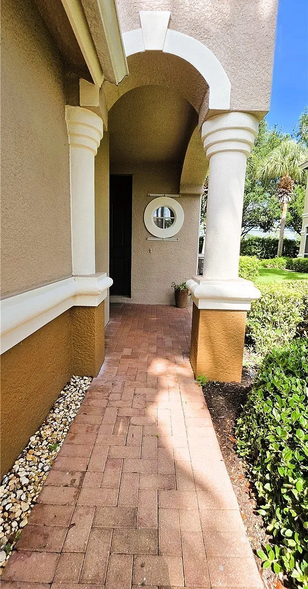 3 bed, 2.5 bath, 1977 sqft, $1,900 — Photo 2