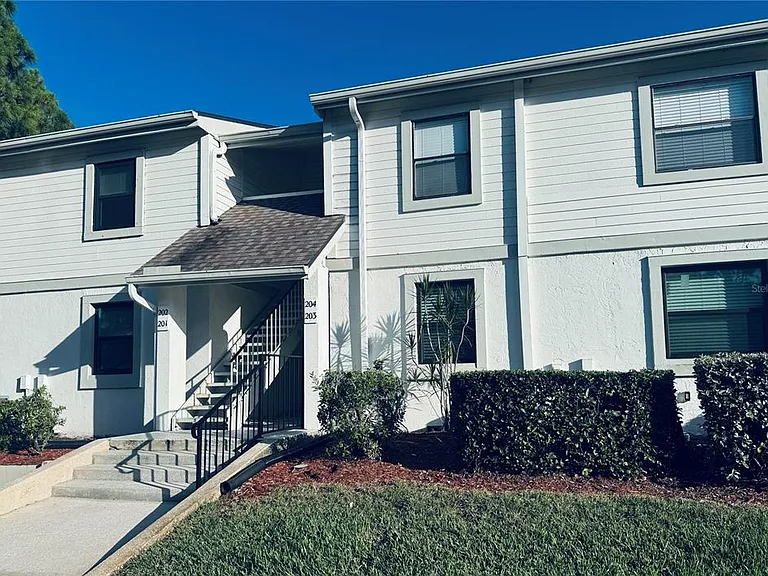 203 Meadow Ln — Photo 1