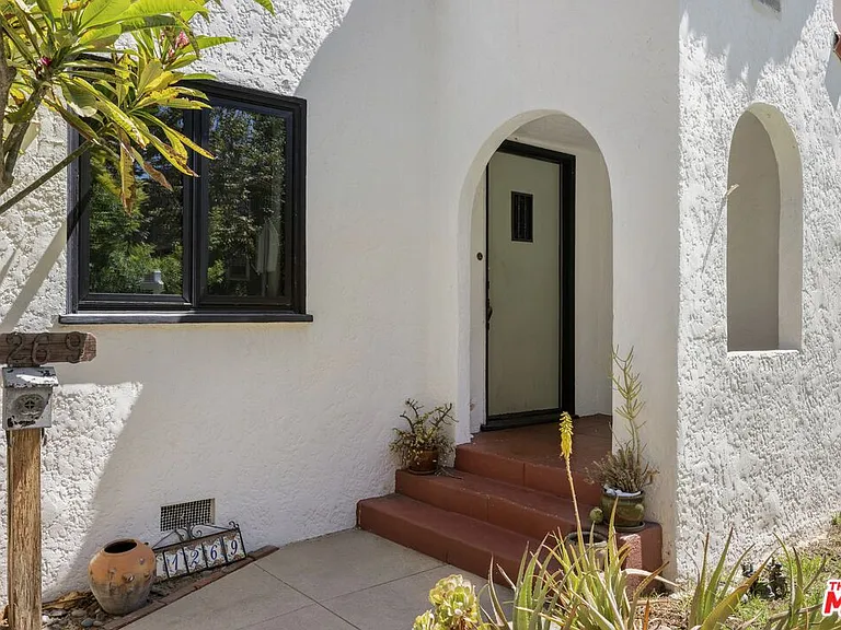 11269 La Maida St — Photo 7