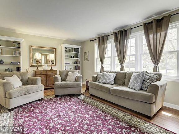 Living Room (2 of 2)