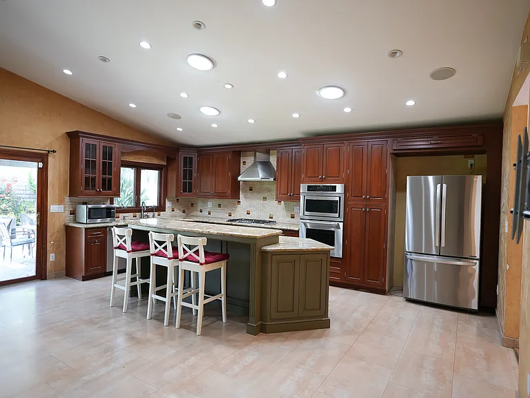 18129 Hatteras St — Photo 1