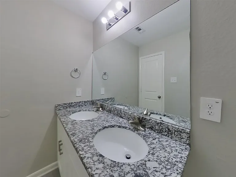 15673 Briar Forest Dr — Photo 8