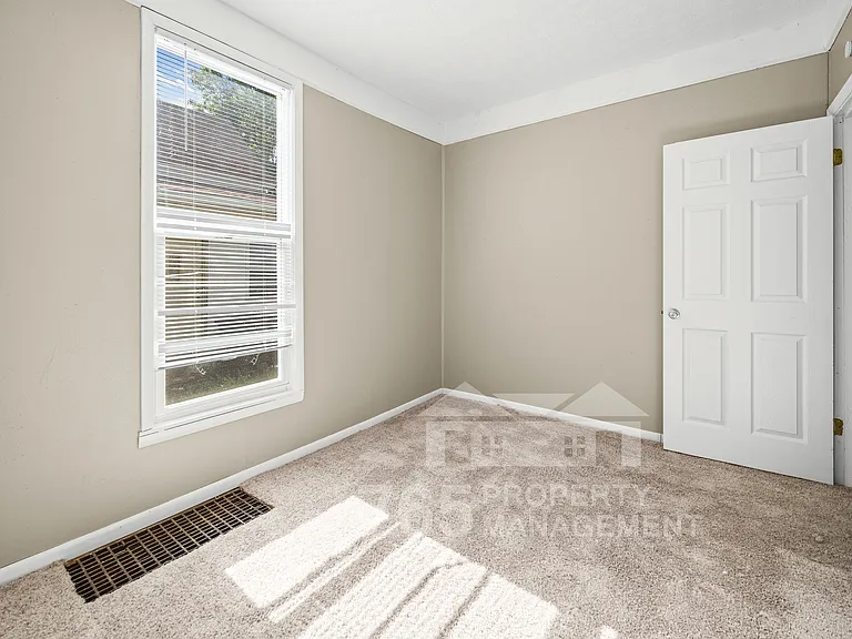 1706 Everett St — Photo 6
