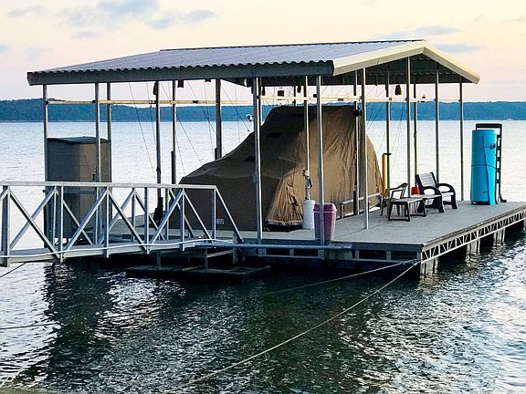 1 stall dock - 2 yrs old