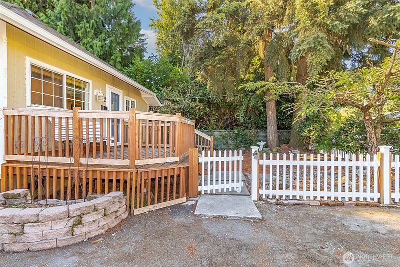 3rd image of 622 2nd Avenue S