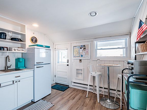 5th image of 7 Bay Avenue #10