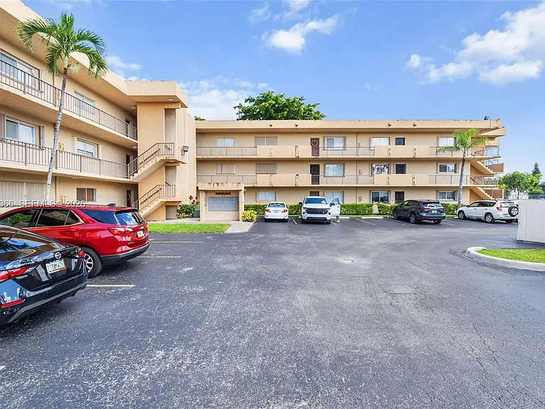 8401 SW 107th Ave #144E — Photo 32
