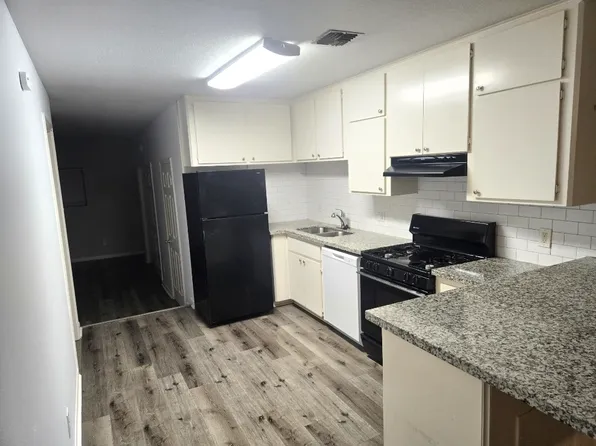 400 W Texas Ave APT 1, Baytown, TX 77520