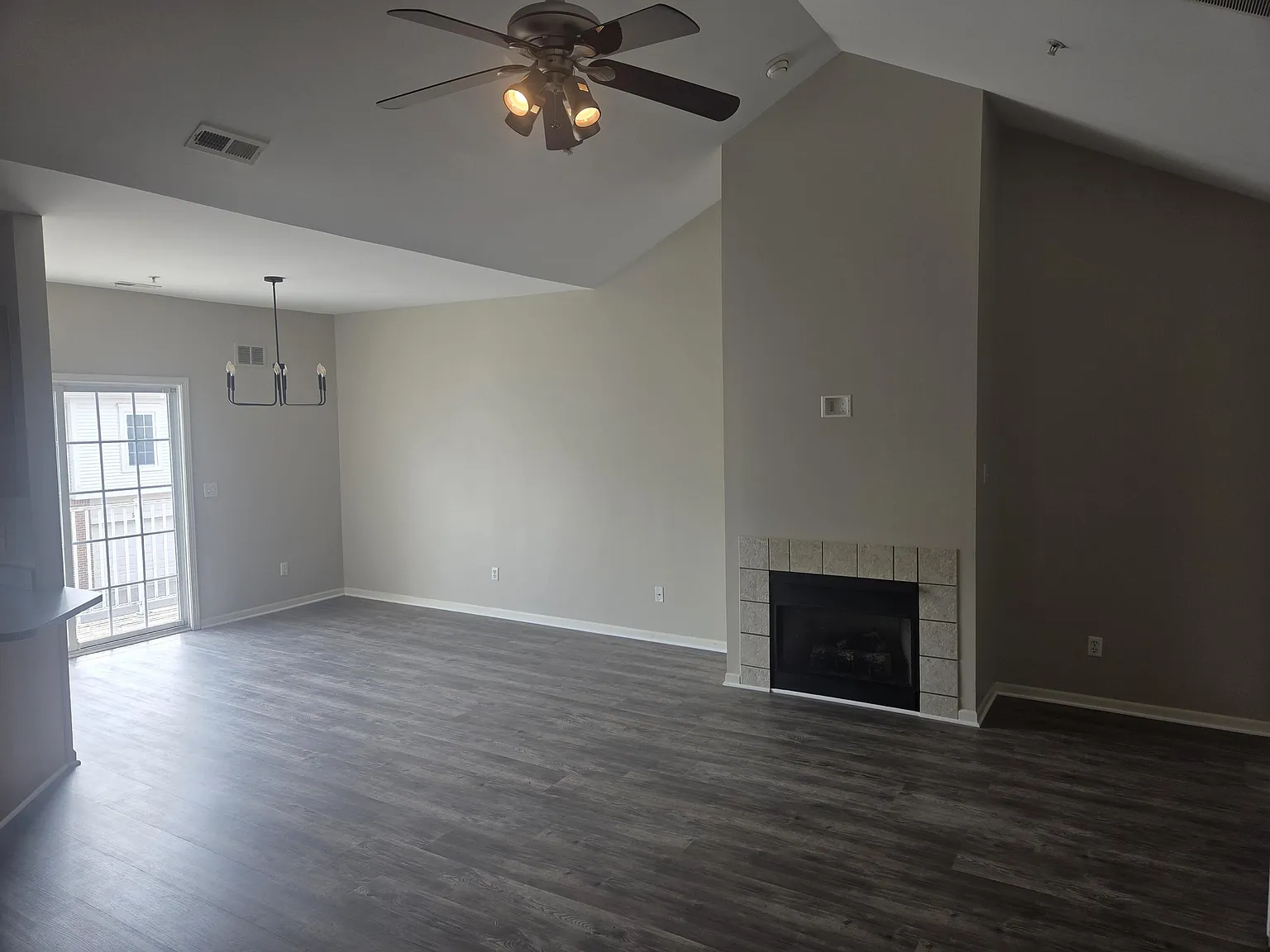 2 bed, 2.0 bath, 1242 sqft, $1,795 — Photo 2