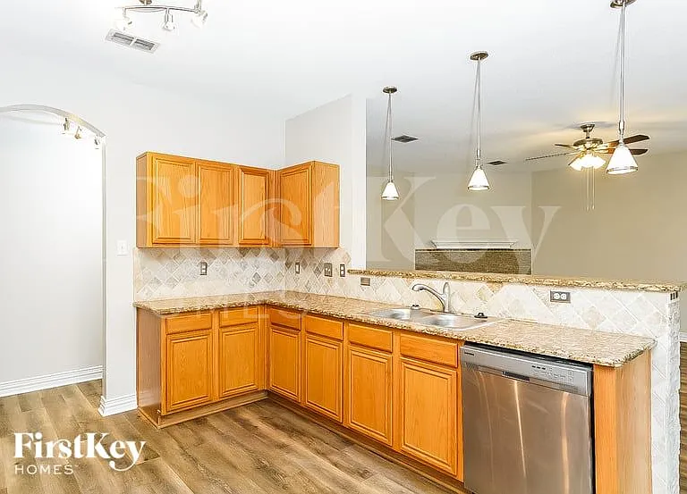401 Deer Lake Dr — Photo 8