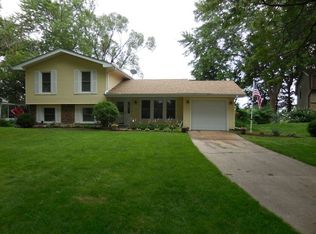 305 Robinhood Ct, Bolingbrook, IL 60440
