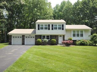 15 Coventry Ct, Manalapan, NJ 07726