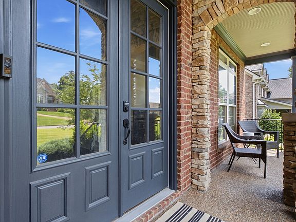 4th image of 1600 Glenellen Way