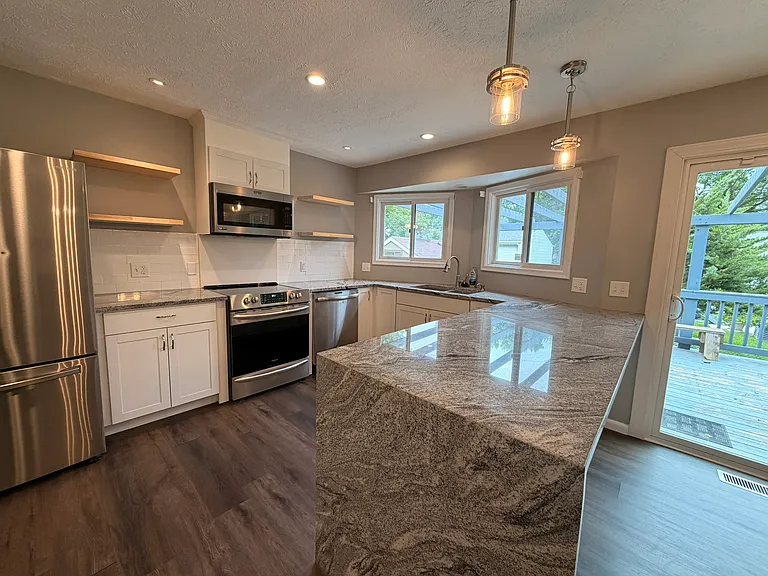 2307 Brighton Dr — Photo 2