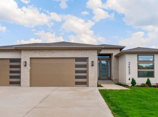 2635 SW Tracker Ln, Lees Summit, MO 64082