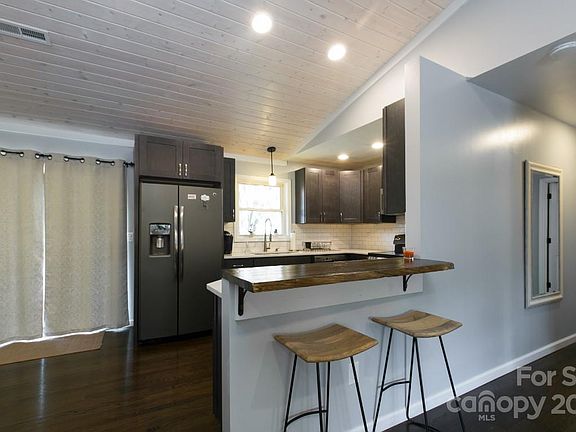 4th image of 19 Stratford Dr