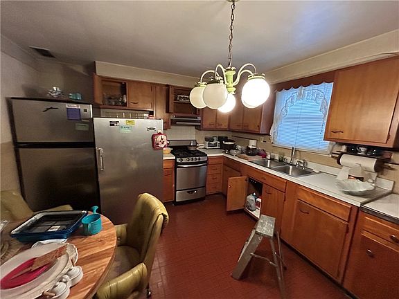 3rd image of 324 Crest St