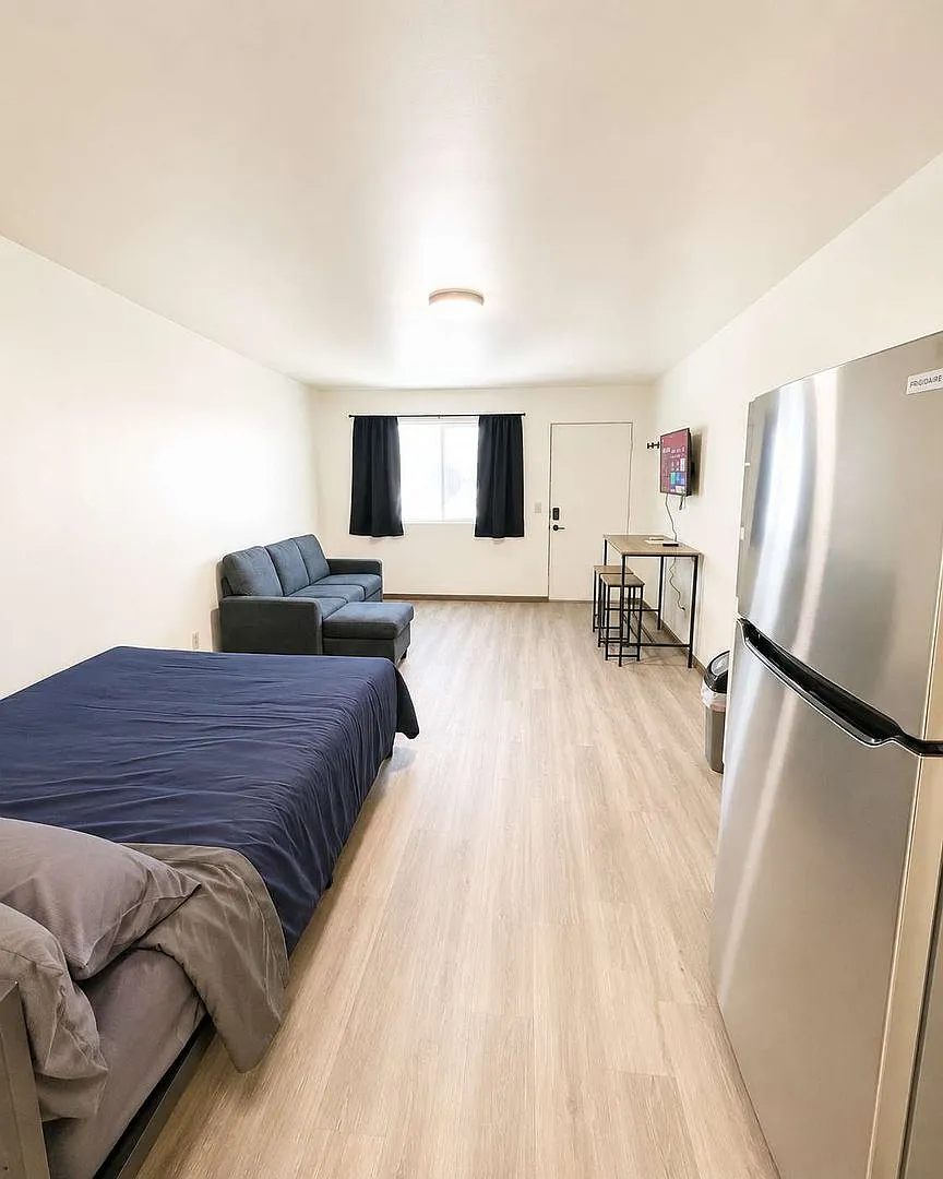 Furnished Studio Apartment All Utilities Included! — Photo 4