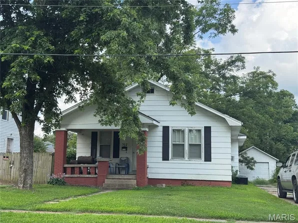 512 S New Madrid St, Sikeston, MO 63801