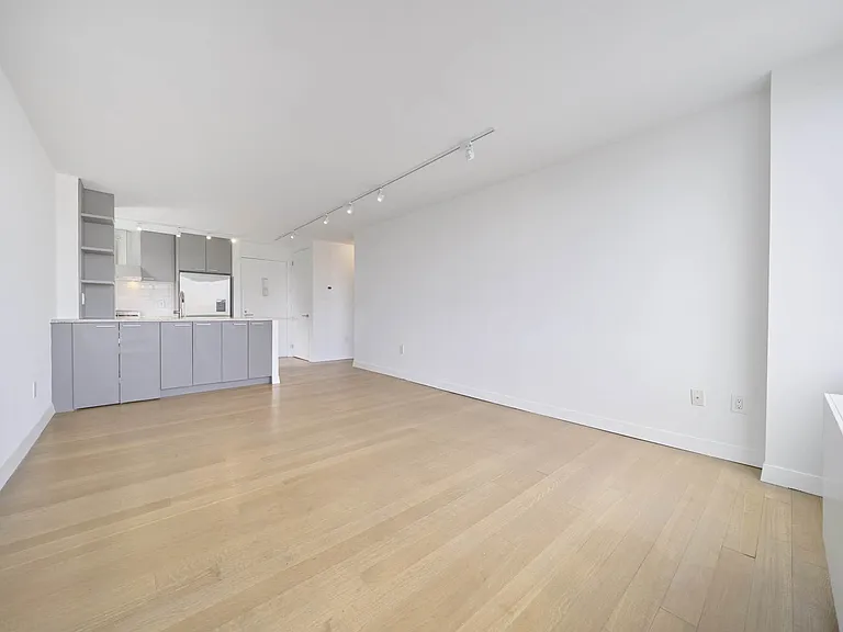 200 E 11th St #Penthouse 1 — Photo 6
