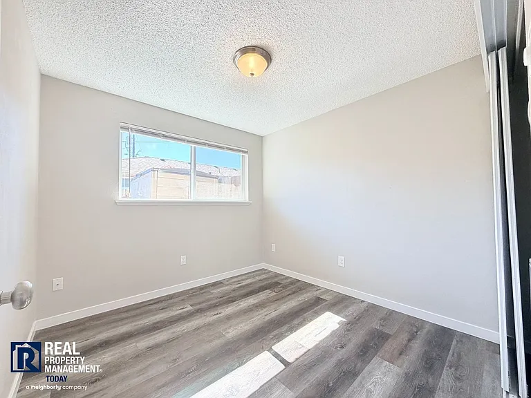 6415 Steilacoom Blvd SW Tacoma — Photo 13