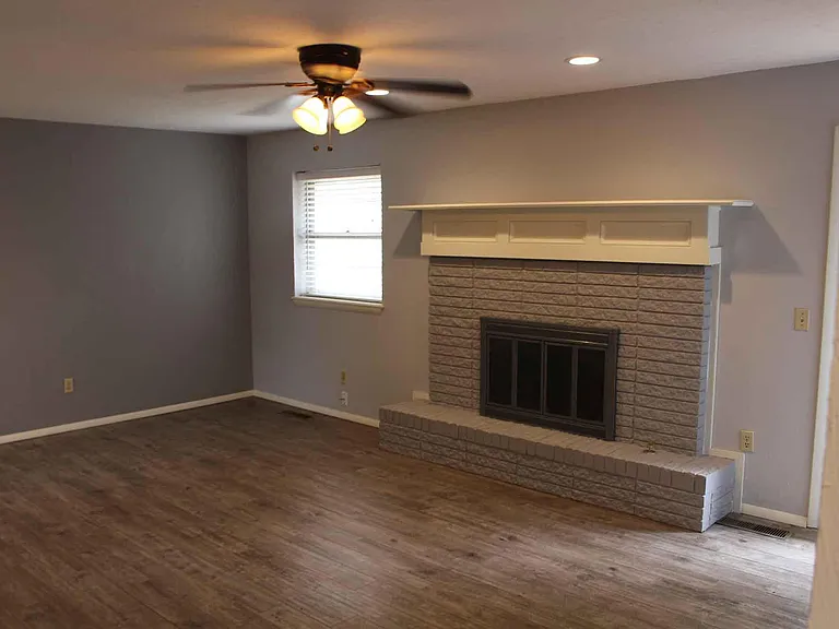 5101 N Hamilton Dr — Photo 2