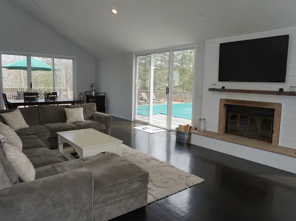 https://photos.zillowstatic.com/fp/b6383e5a376d677cdbe4aa26ad31e487-p_e.webp