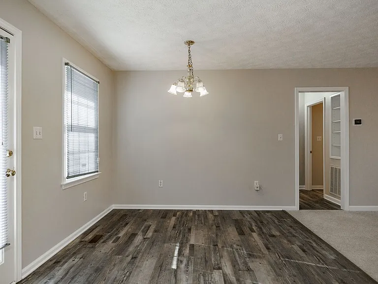 1160 Grayson Ln — Photo 2