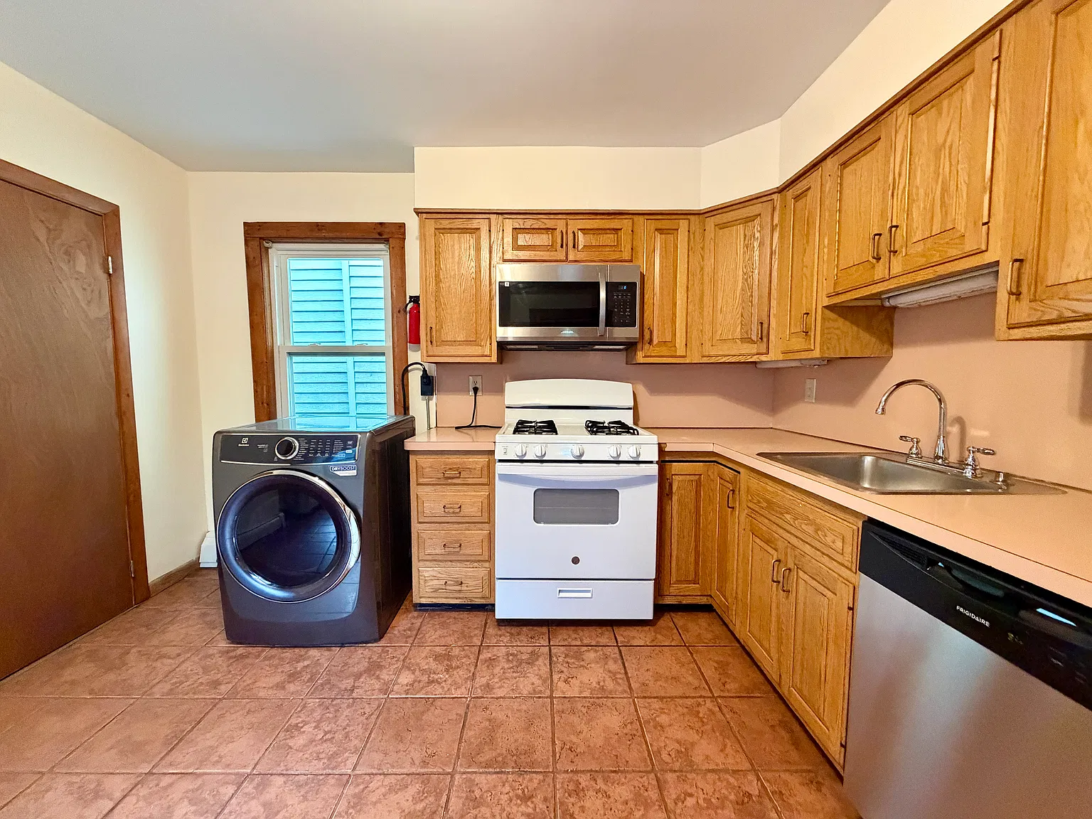 4 bed, 1111 sqft, $4,100 — Photo 3