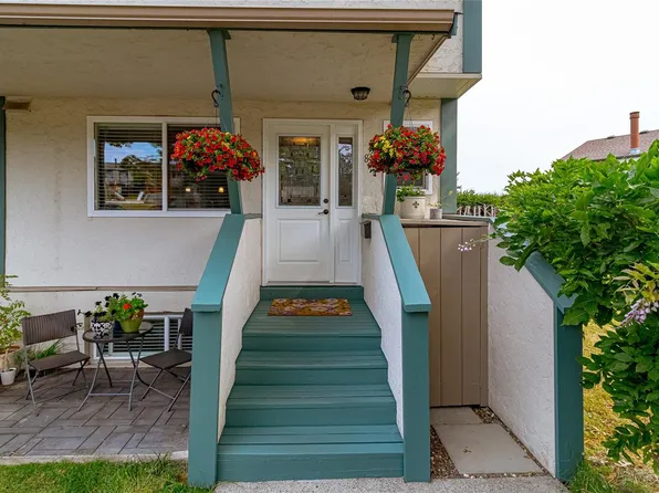 640 Broadway St #807, Saanich, BC V8Z 2G4