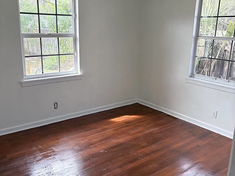 213 SE 9th St — Photo 11