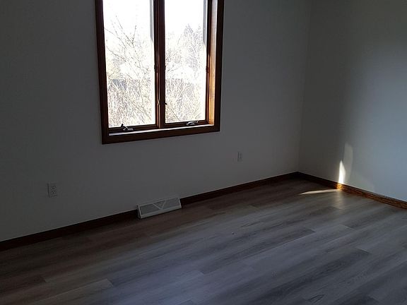 Upper Front Bedroom (Main Front is identical)