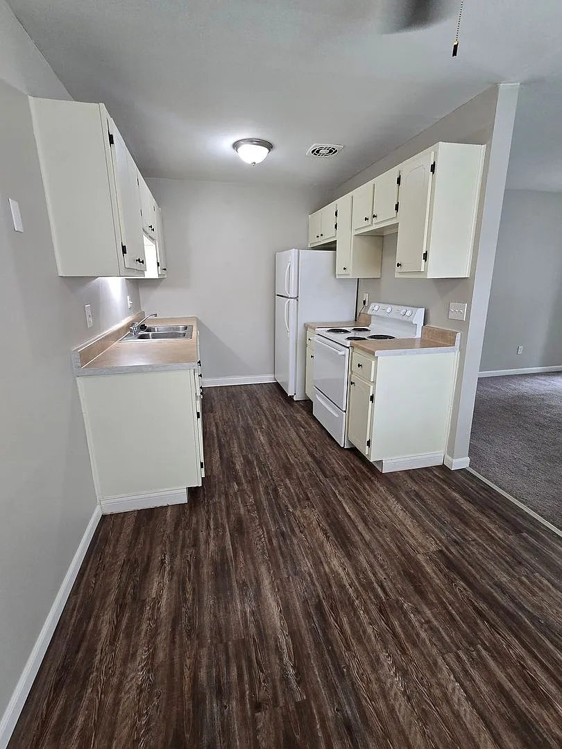3224 Town and Country Apartments — Photo 2